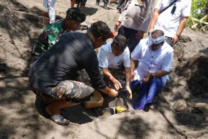Gubernur Bali Wayan Koster melakukan peletakan batu pertama pembangunan Sekolah Rakyat Provinsi Bali di Karangasem_ Humas Pemprov Bali