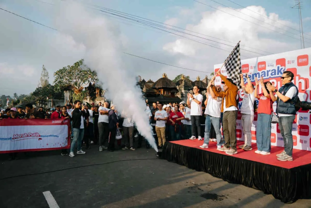 Ribuan warga mengikuti Semarak Merah Putih di Desa BRILiaN Angseri, wujud komitmen BRI memperkuat ekonomi desa_ bhi-ist
