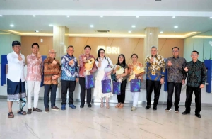 Direksi dan Komisaris BRI menyapa nasabah saat Hari Pelanggan Nasional 2026 di BRI Region 17 Denpasar _ bhi-ist